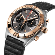 Dettaglio del cinturino in caucciù nero e fibbia pieghevole in acciaio dell’orologio Breitling Chronomat B01 42.